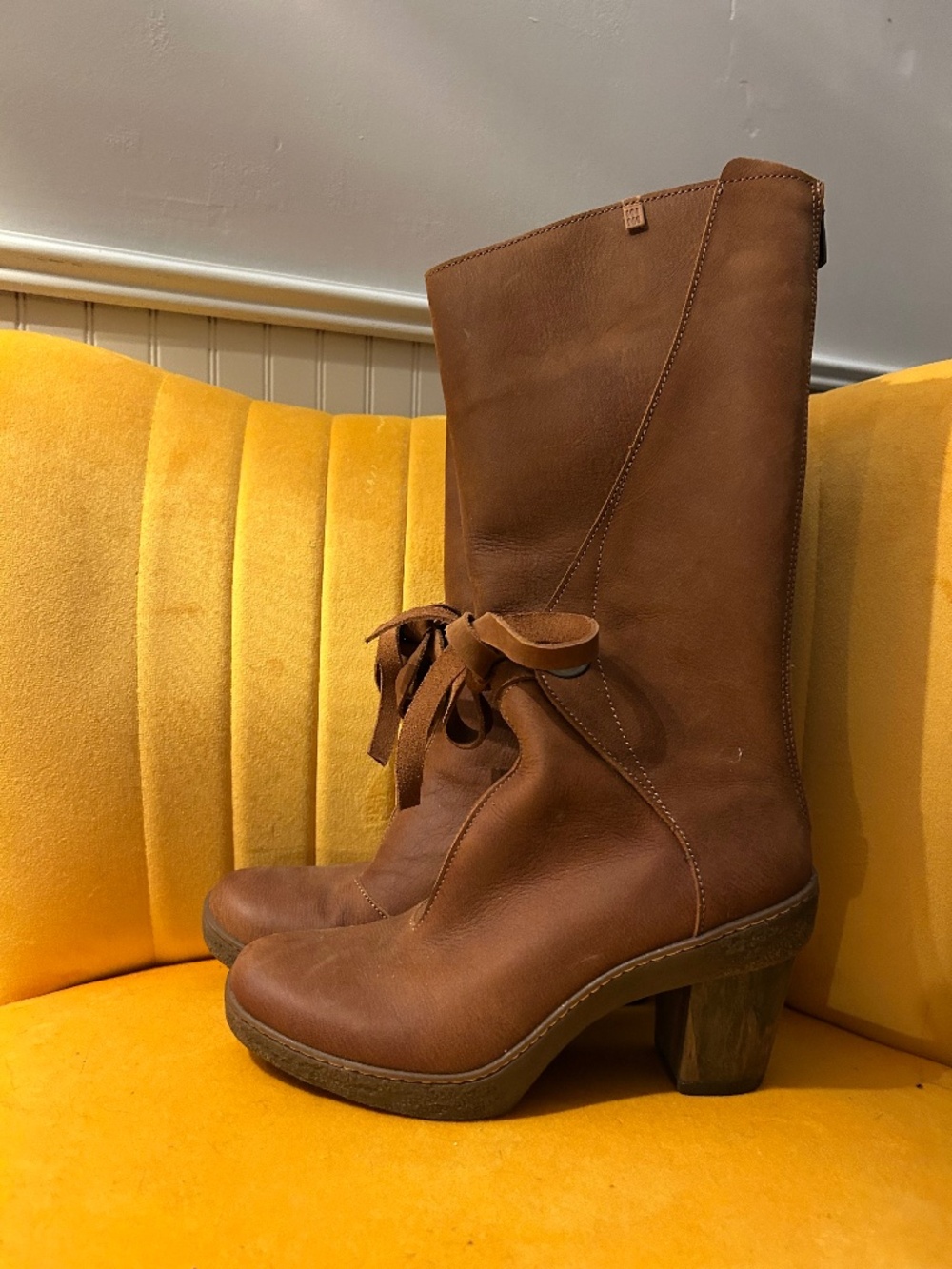 El Naturalista boots size 36